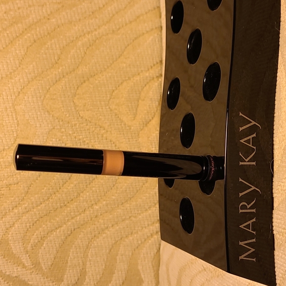 Mary Kay Facial Highlighting Pen Shade 1 - Picture 3 of 4